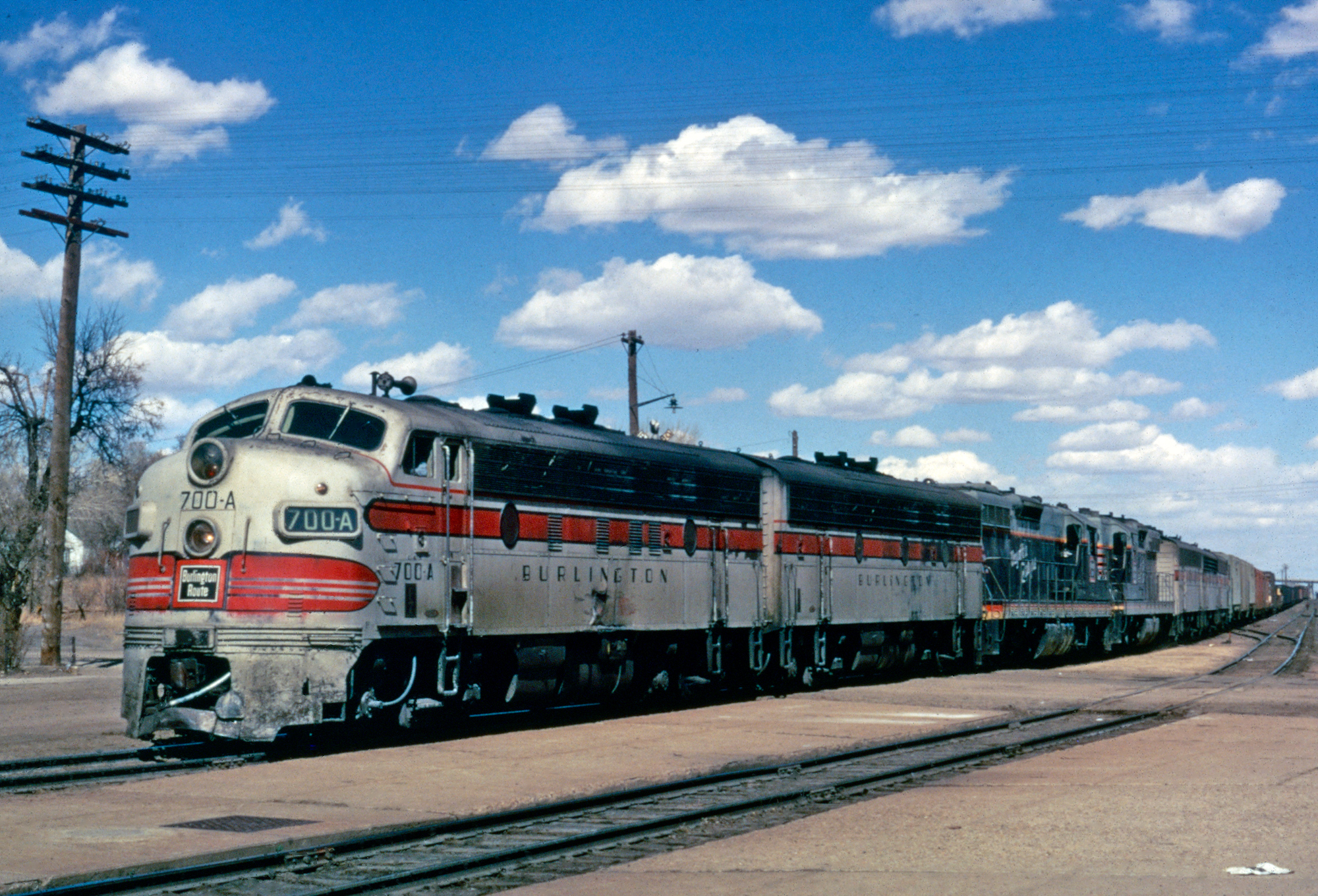 6 HO Burlington Pass. Cars and BURLINGTON popular CB&Q E8/9 DIESEL LOCOMOTIVE #9940B